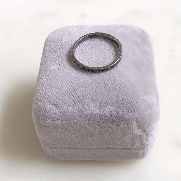 Vintage Sterling Silver 925 with Design Cut Ring. - Picture 2 of 3